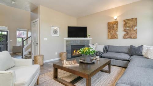 Mountain View House | Ponderosa Pines by AvantStay Gorgeous Deck 10 mins from Central Bend Family Friendly