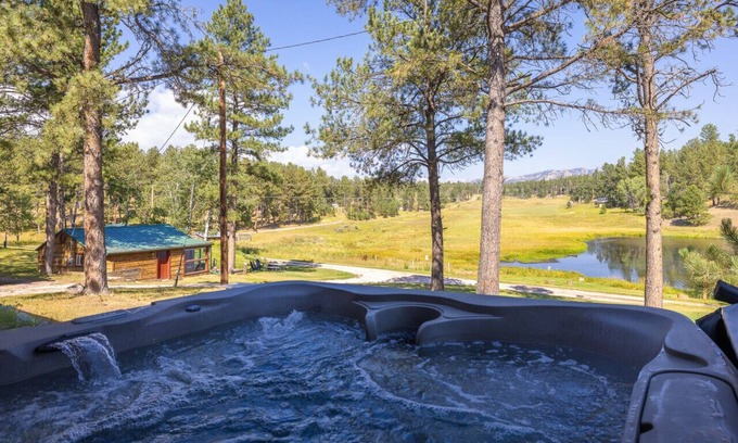 Custer Apartment | Pondside Lodge: Hottub + Sauna + Firepit + Game Room