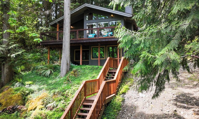 Glacier House | Pondside Snowline Cabin: Private Hot Tub + Ski + Hike + Pool M-Th