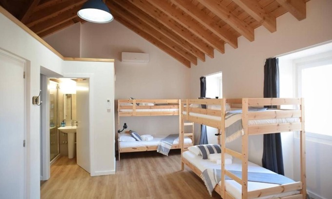 Horta Apartment | Pontão - 6-Bed Mixed Dormitory Room