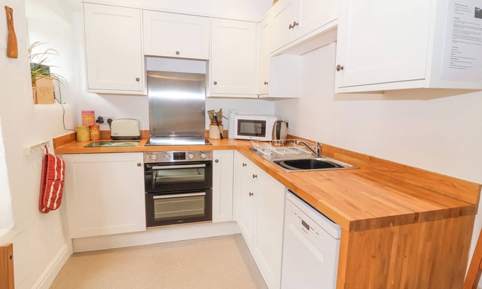 Middleham Cottage | PONY CUBE COTTAGE, pet friendly, with open fire in Middleham