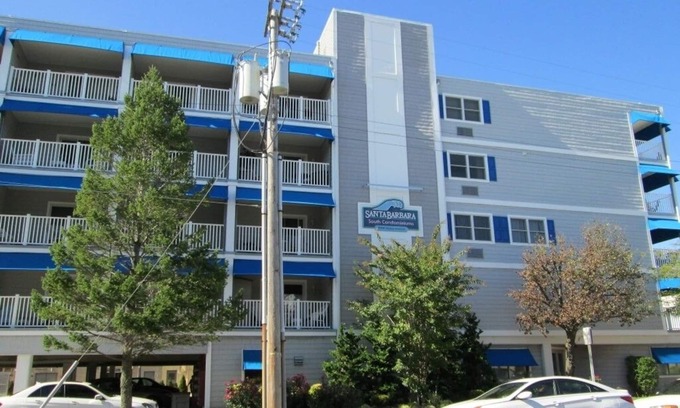 North End Condo | POOL/1 BLOCK FROM BEACH/Internet, Central Air, Elevator, Well Equipped kitchen