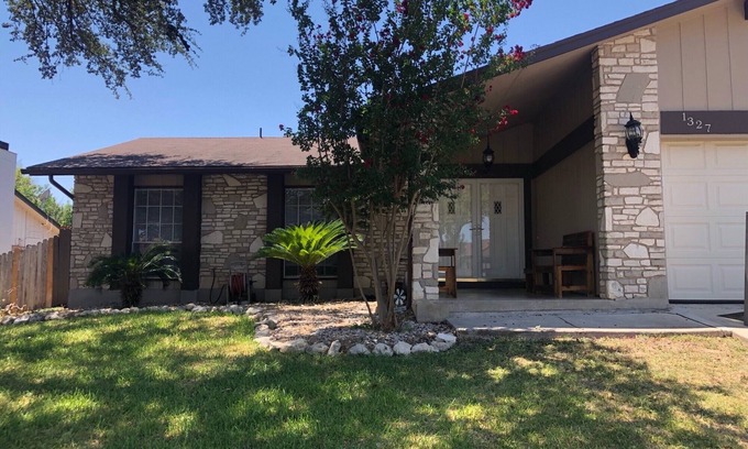 Heritage House | POOL, 3 /2 home next to Lackland AFB and SeaWorld