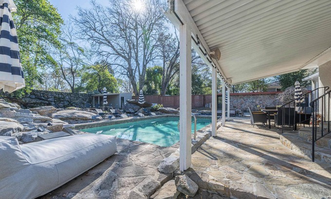 Columbus House | Pool 3BR Game Room Pool Table Fire Pit & Grill