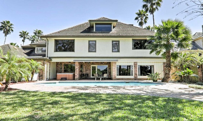 Harlingen House | Pool and Hot Tub Lakefront Harlingen Home