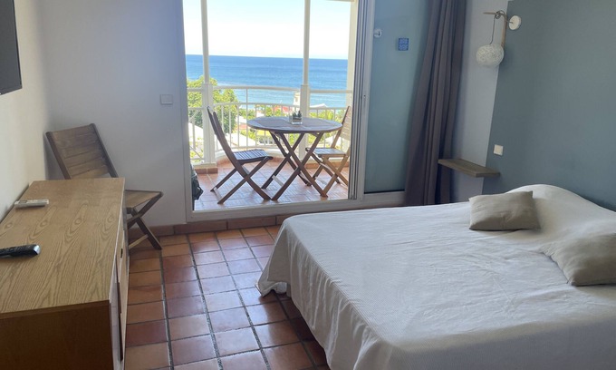 Tartane Apartment | Pool apartment with sea view