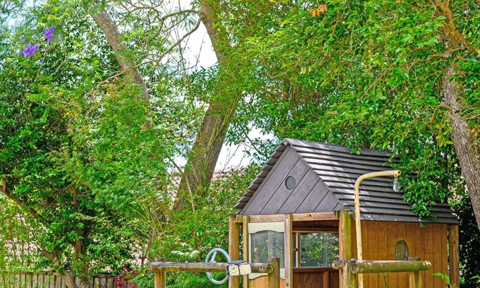 East Lindfield House | Pool + Garden + Bush Views Spacious 4 BR home