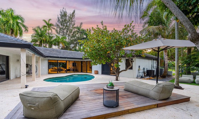 Coral Ridge Villa | Pool |Gym |Theater |Waterfront |12ppl |Netflix ft
