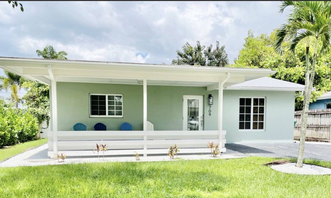North Naples Cottage | POOL HOME! - A Charming Vanderbilt Beach Cottage