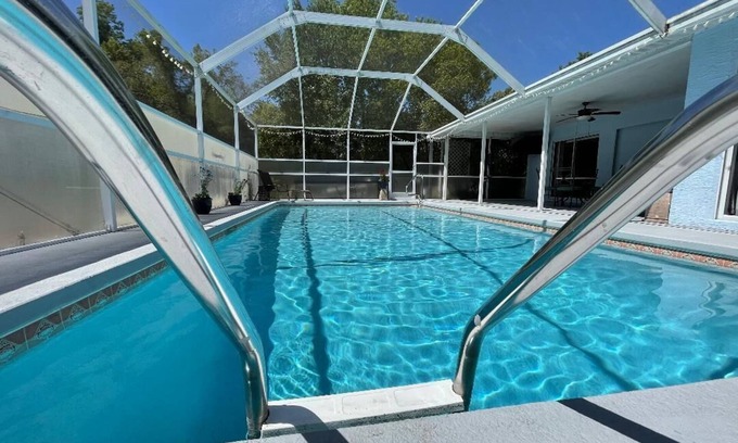 Spring Hill House | POOL HOME LARGE AND SPACIOUS 15 MIN TO WEEKI WACHEE SPRINGS PARK -