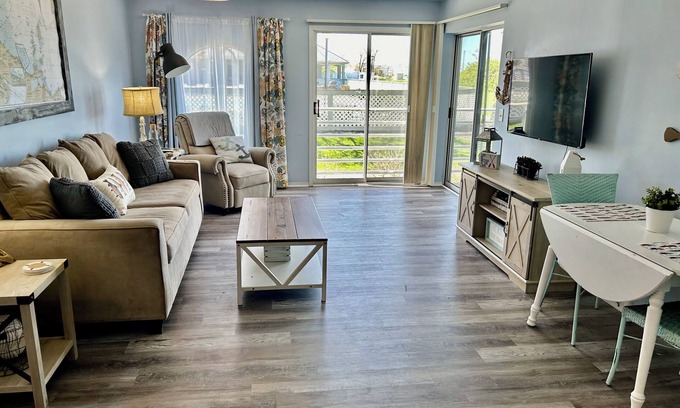 Port Clinton Condo | Pool - Hot Tub - 2 BR - First Floor - Pool View - Walk to the Jet - Erie Escape
