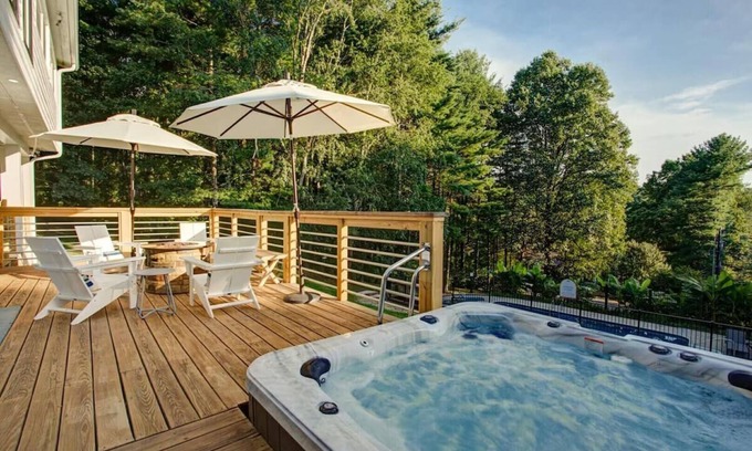 Hendersonville House | Pool 🏊♂️ Hot Tub 💦 Game Room 🎯 Family & Pet Friendly 🐾