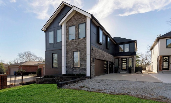 Indianapolis House | Pool house 5-bedroom house in north Indianapolis with AC, fitness room, grill