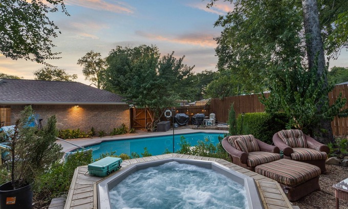 Duncanville House | Pool 🏊🏼♂️ Oasis 🏝 Amazing Home, Pool, Hot Tub, Grills, Fire Pit 🔷 Central Location