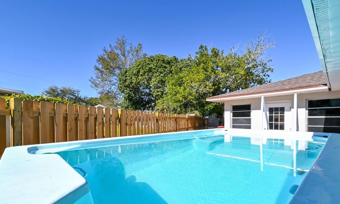 West Bradenton House | Pool Spa, Bunk Beds, Fully-Fenced, Private, Roomy
