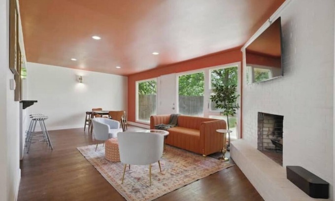 Lubbock House | Pool Table : Sleeps 8 : 5 min to TTU