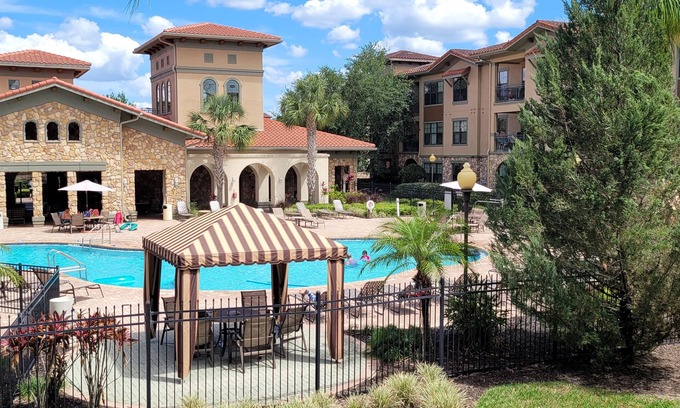 Regal Palms Condo | Pool View with kitchen, washer dryer and minutes to Disney