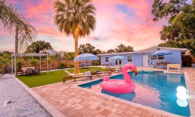 Melbourne House | Poolside Paradise: Cabana, PingPong, Alfresco, Near Beach & Downtown, Sleep 12+