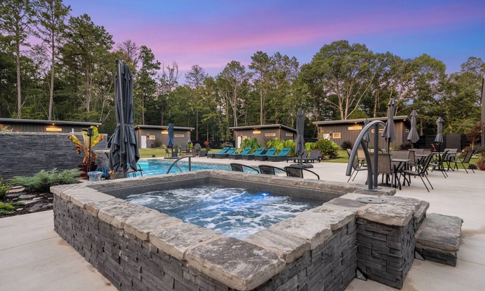 Royal Resort | Poolside Paradise for Grown-Ups – Hot Tub, Fire Pit, and Chill Vibes Home 2