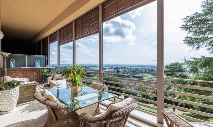 Siena Apartment | Porta Tufi Luxury Apartment with Private Parking!