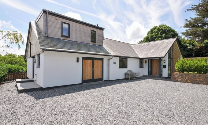Rock Cottage | PORTHILLY BROOK, pet friendly, with open fire in Rock