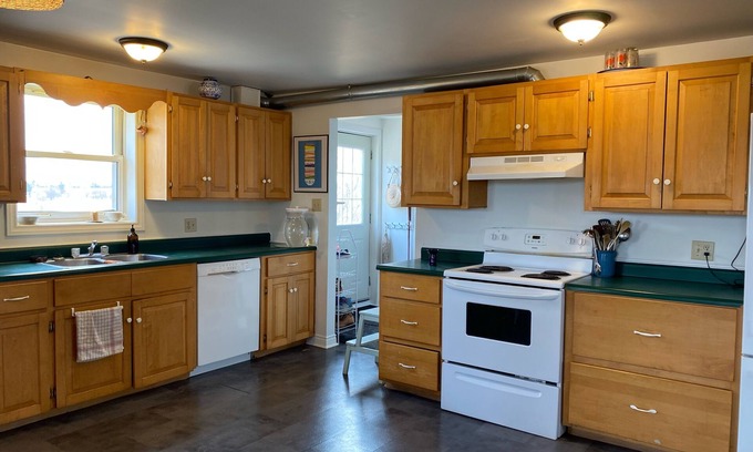 Malpeque House | Potter's home in picturesque Malpeque PE, surrounded by fields, 5 min from beach