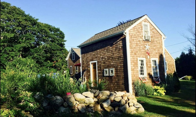 Snug Harbor House | Potters Pond Cottage, walk to East Matunuck, Oyster bar, close to URI