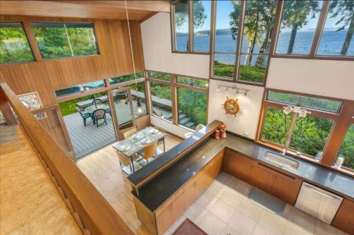 Port Gamble House | Poulsbo Waterfront Lodge with Game Room Library