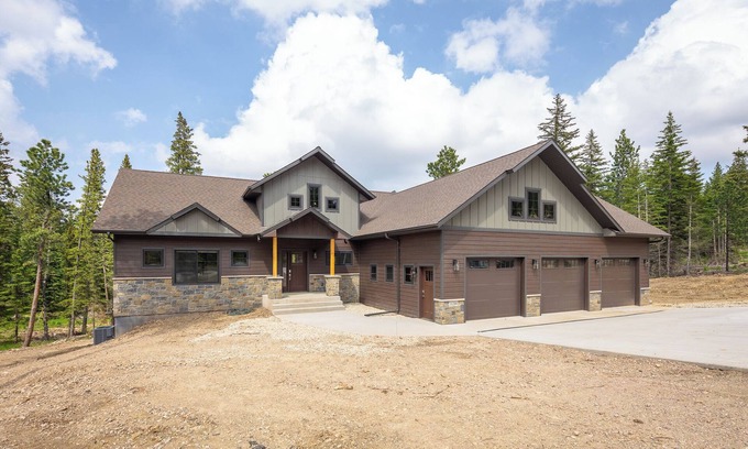 Lead House | Powder House Pass 5 bedrooms - Hot tub, large garage, paved roads
