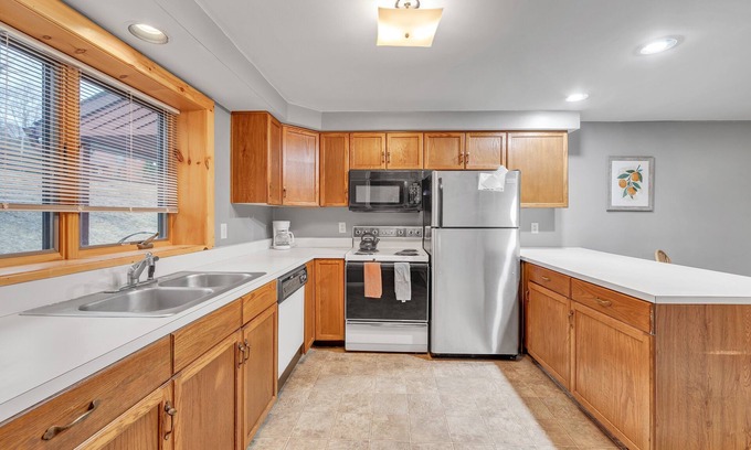 North Creek House | Powder Pass 11j - Cozy End Unit Retreat 3 Bedroom Townhouse by The Summit at Gore Mountain