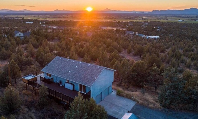 Powell Butte House | Powell Butte Oasis | Hot Tub + Amazing Views, Powell Butte Oasis | Hot Tub + Amazing Views