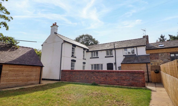 Chirk Bank House | PREESGWEENE FARMHOUSE, pet friendly, with open fire in Weston Rhyn