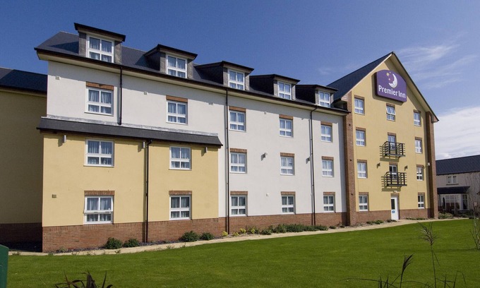 Llanelli Hotel | Premier Inn Llanelli Central East