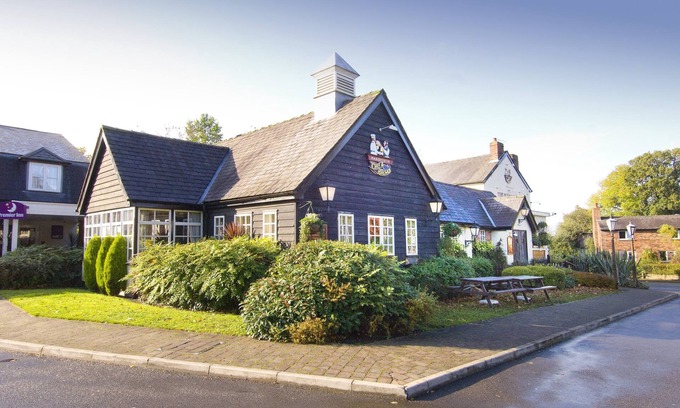 Wilmslow Hotel | Premier Inn Manchester - Handforth