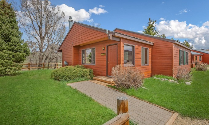 Clark Cabin | Premier location for hosting families, weddings, and fly fishermen!