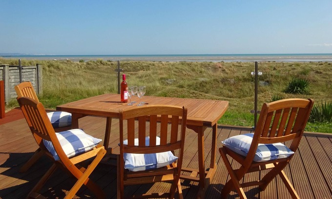 New Romney House | Premier spacious house. Sleeps 10. Direct Access to beach. Superb sea views.