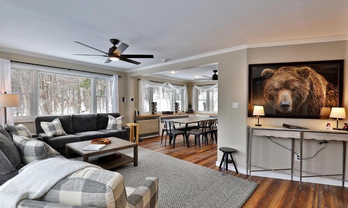 Central Vermont- Killington House | Premium 5 bedroom, pet friendly private home with hot tub 3 miles from the Skyship Bear