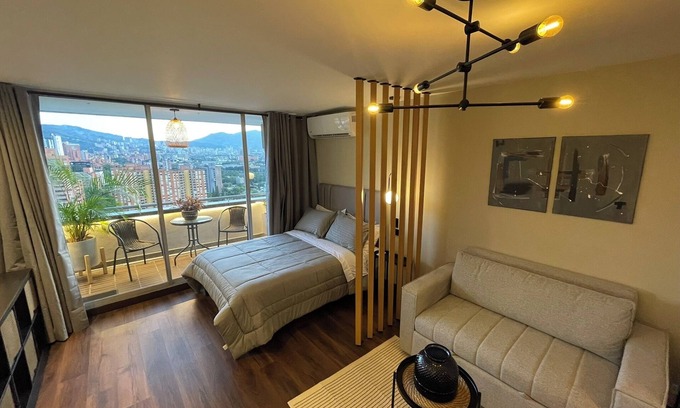La Aguacatala Apartment | Premium Studio near Oviedo Mall, El Poblado – Balcony, AC & Fast WiFi
