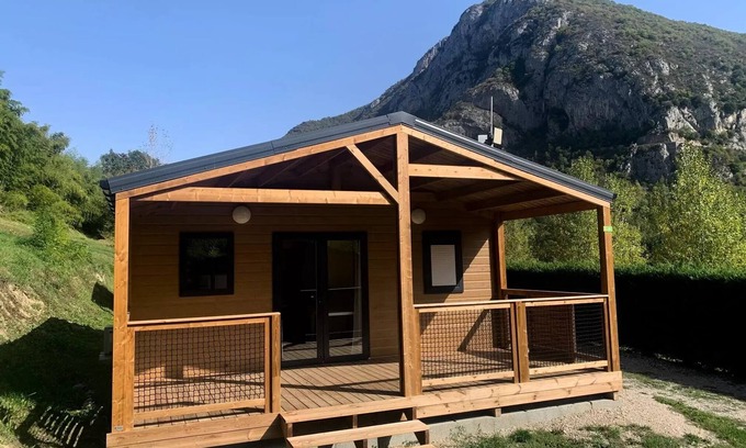 Alliat Ski Chalet | Premium vanilla chalet sleeps 6