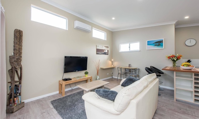 Kallaroo House | Prestigious Northshore Guest House - Comfortable Living Close To Mullaloo Beach