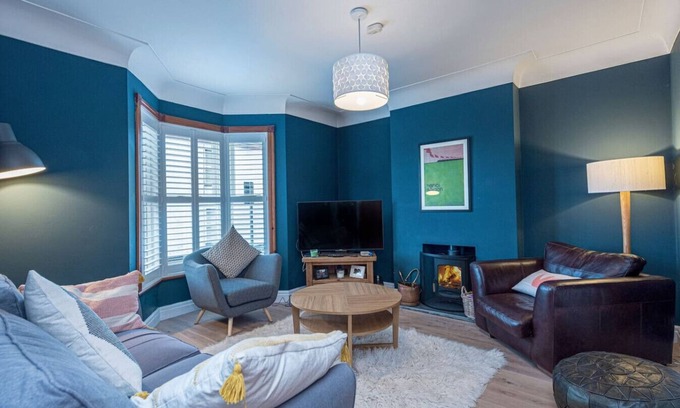 Ruthin House | Preswylfa Ruthin · Beautiful Redbrick Home in Ruthin Centre & Parking