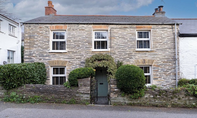 Wadebridge House | Pretty 3 bed, garden & parking, Wadebridge