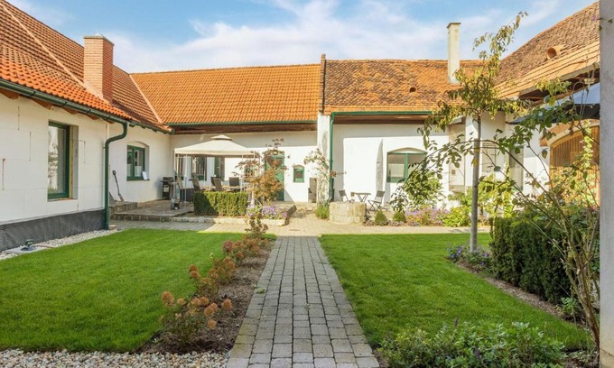 Loipersdorf bei Fuerstenfeld Apartment | Pretty holiday apartment in Bad Loipersdorf near F rstenfeld Styria