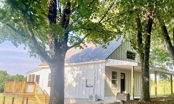 Frogue House | Pretty Cabin next to entrance of Dale Hollow State Park, 1 mile to Marina