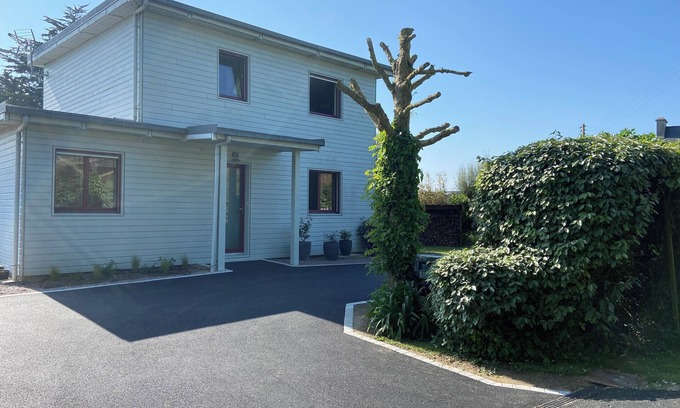 Plounevez-Lochrist House | Pretty detached wooden house