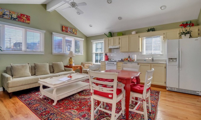 Historic Downtown Savannah Condo | Pretty Jones Street Carriage House Free Parking
