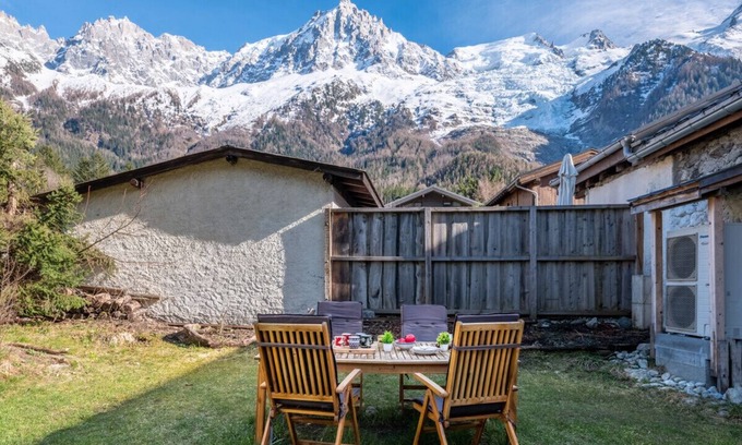 Les Bossons Ski Chalet | Pretty loft with view of Mont Blanc & glacier