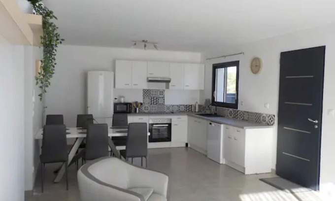 Sorgues Villa | Pretty new 3-bedroom villa at the foot of the vineyards