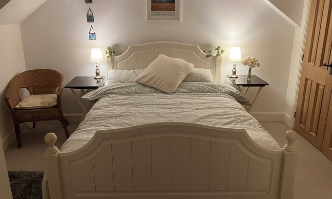 Marnhull Cottage | Pretty two bedroom/two bathroom cottage in Marnhull in Dorset.