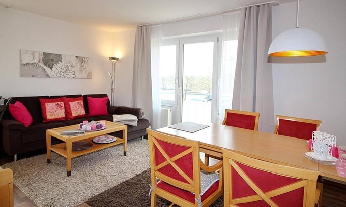 Schillig Apartment | Pretty vacation apartment by the sea with balcony and view of the green North Sea dike - Hus